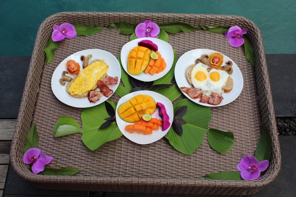 photo of breakfast of eggs, fruit and bacon that was served at the Manipura Estate.