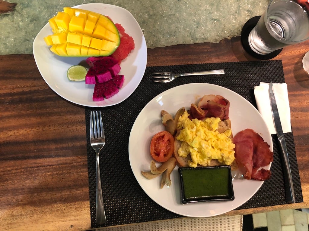 photo of breakfast of eggs, fruit and bacon that was served at the Manipura Estate.