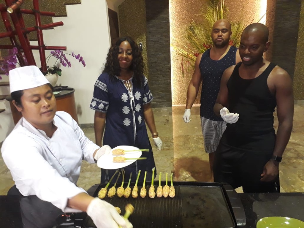 photo of people taking a cooking class at the Manipura estate