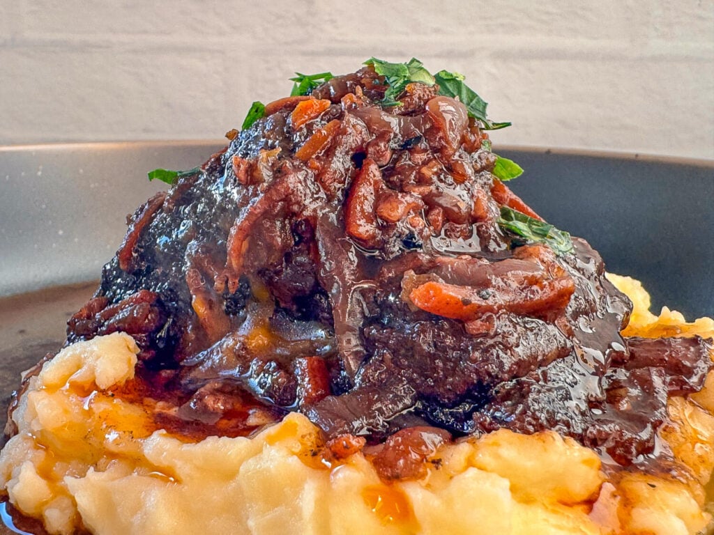 photo of beef short ribs on mashed potatoes