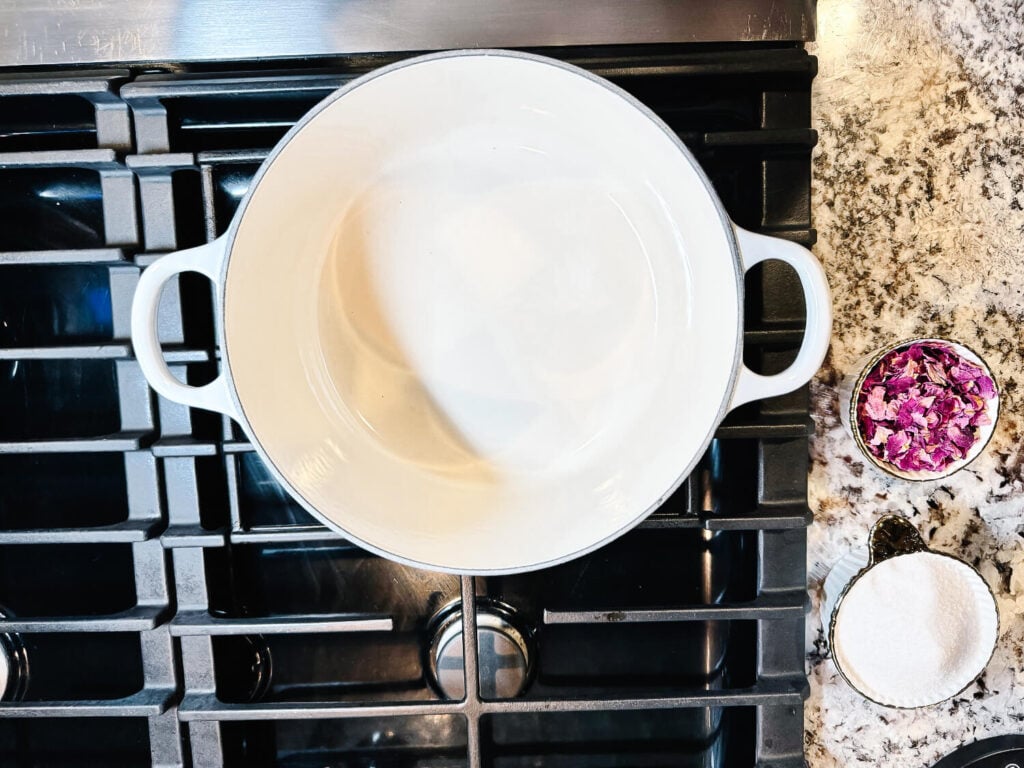 photo of water and sugar in a pot