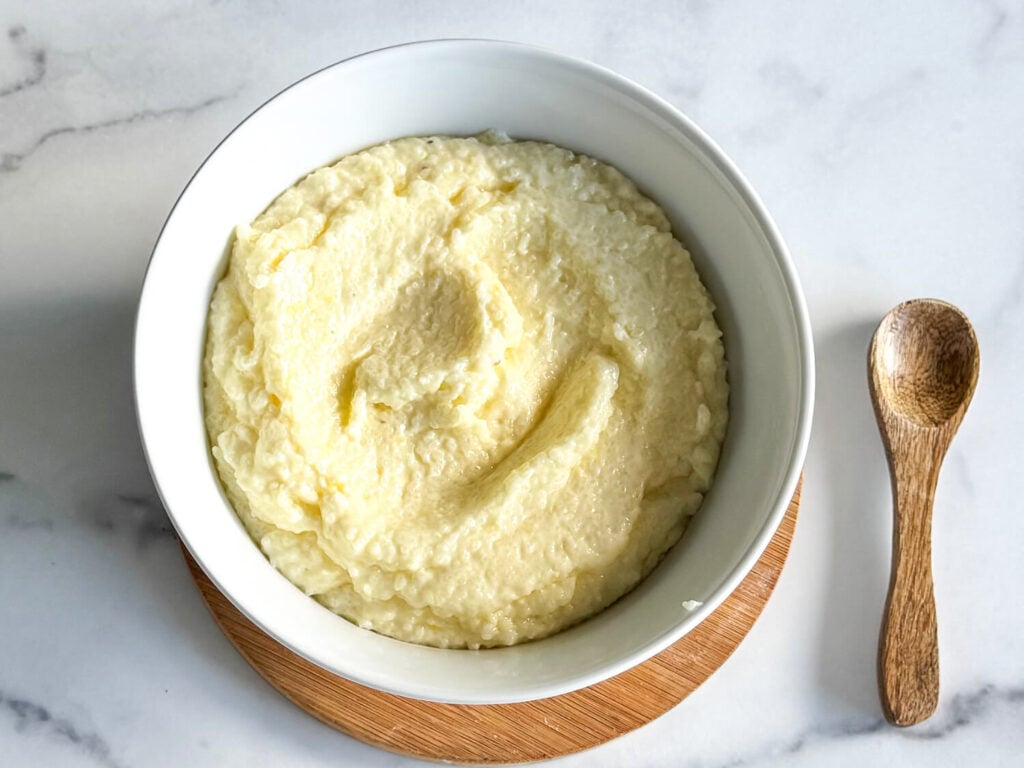 photo of cooked grits in a white bowl