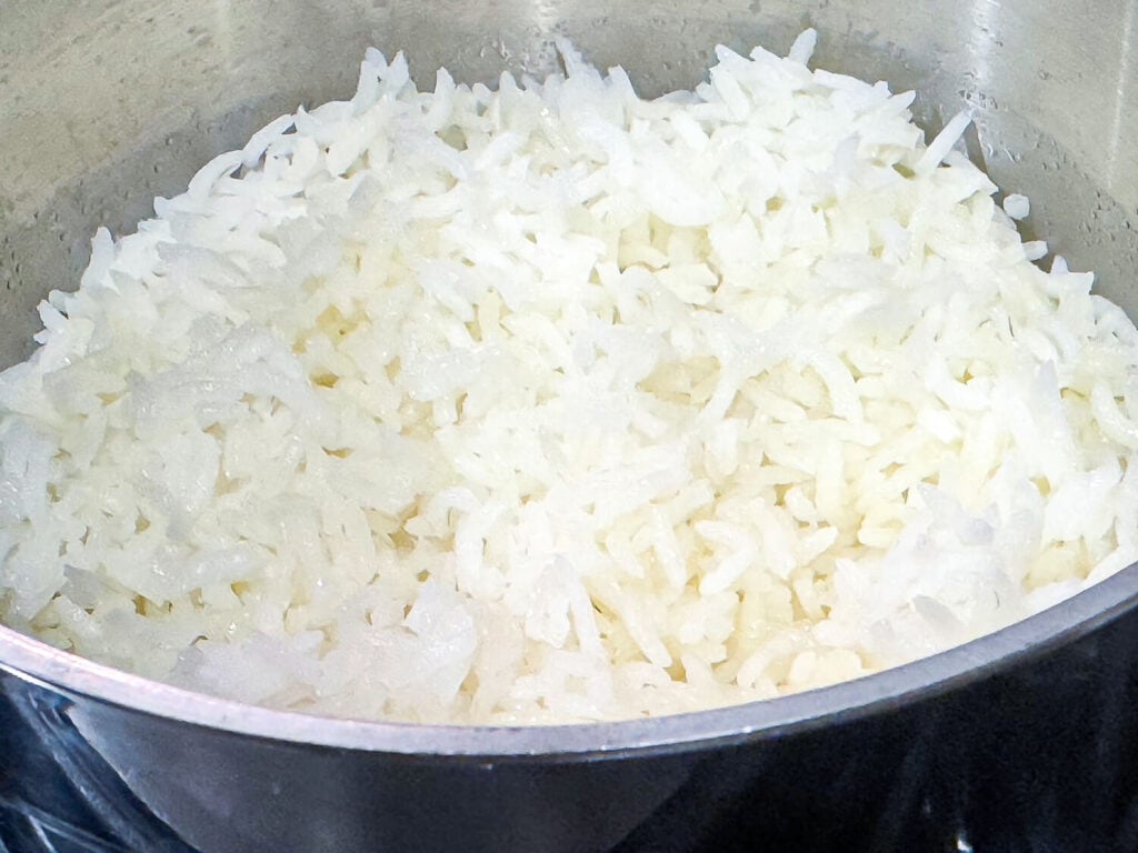 close up photo of cooked white rice that's fluffy