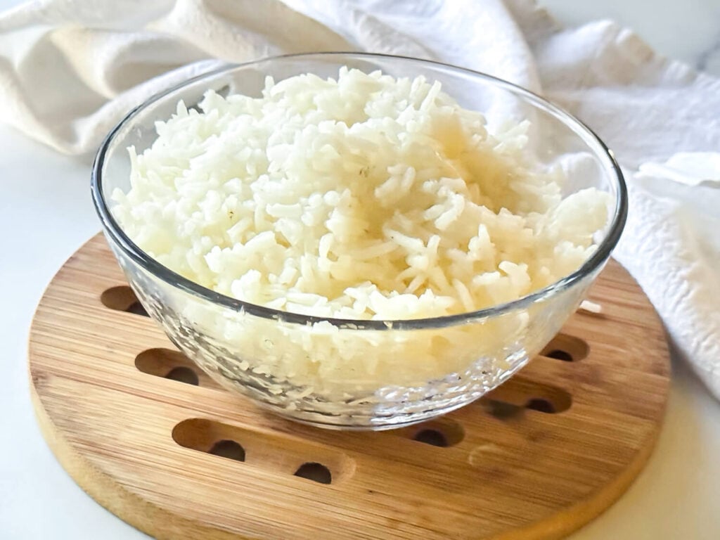 photo of cooked white rice in a glass bowl