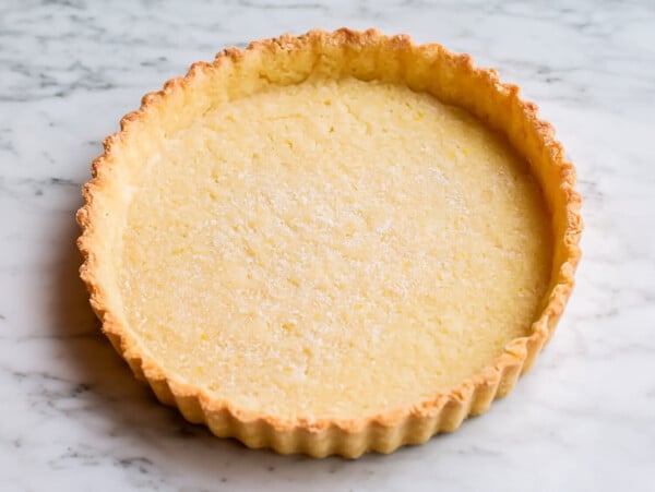 HERO photo of a large pâte sucree crust