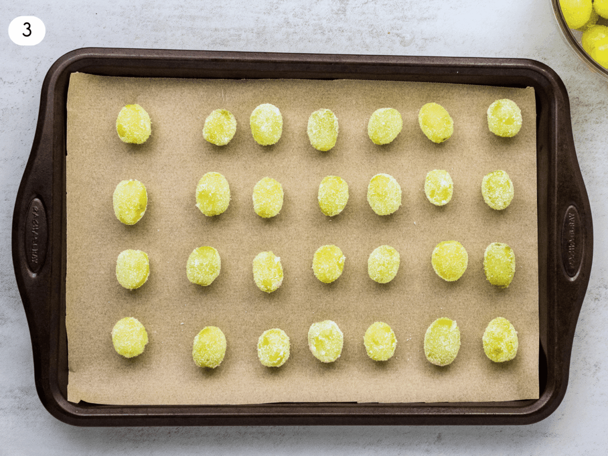 step 3 photo showing grapes on a tray before they go in a freezer