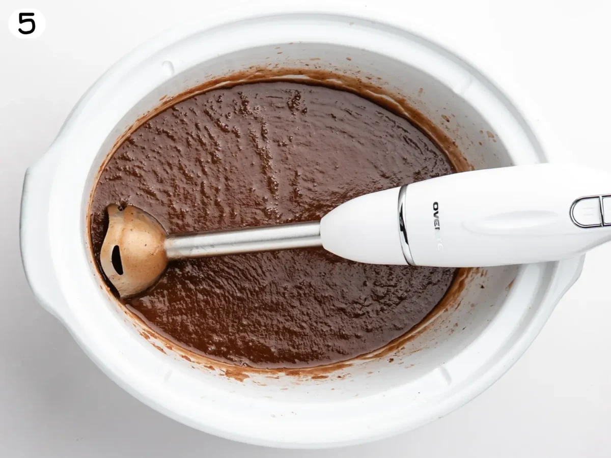 step 5 showing apples being blended with an hand immersion blender
